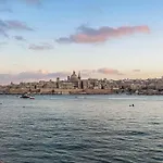 Seafront 4br With Mesmerising Balcony & Views By 360 Estates דירה *