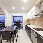 Seafront 4br With Mesmerising Balcony & Views By 360 Estates סליאמה