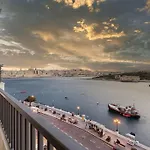 דירה Seafront 4br With Mesmerising Balcony & Views By 360 Estates *