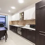 Seafront 4br With Mesmerising Balcony & Views By 360 Estates דירה *