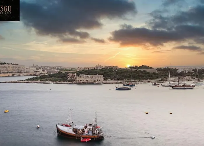 Seafront 4br With Mesmerising Balcony & Views By 360 Estates 公寓