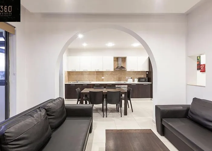 Seafront 4br With Mesmerising Balcony & Views By 360 Estates 公寓