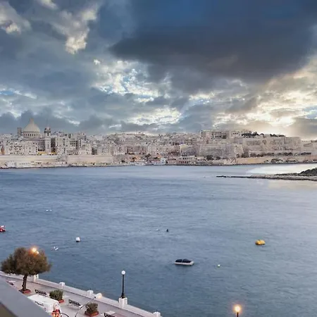 Seafront 4br With Mesmerising Balcony & Views By 360 Estates Apartmán *