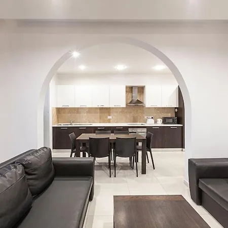 Seafront 4br With Mesmerising Balcony & Views By 360 Estates Apartmán